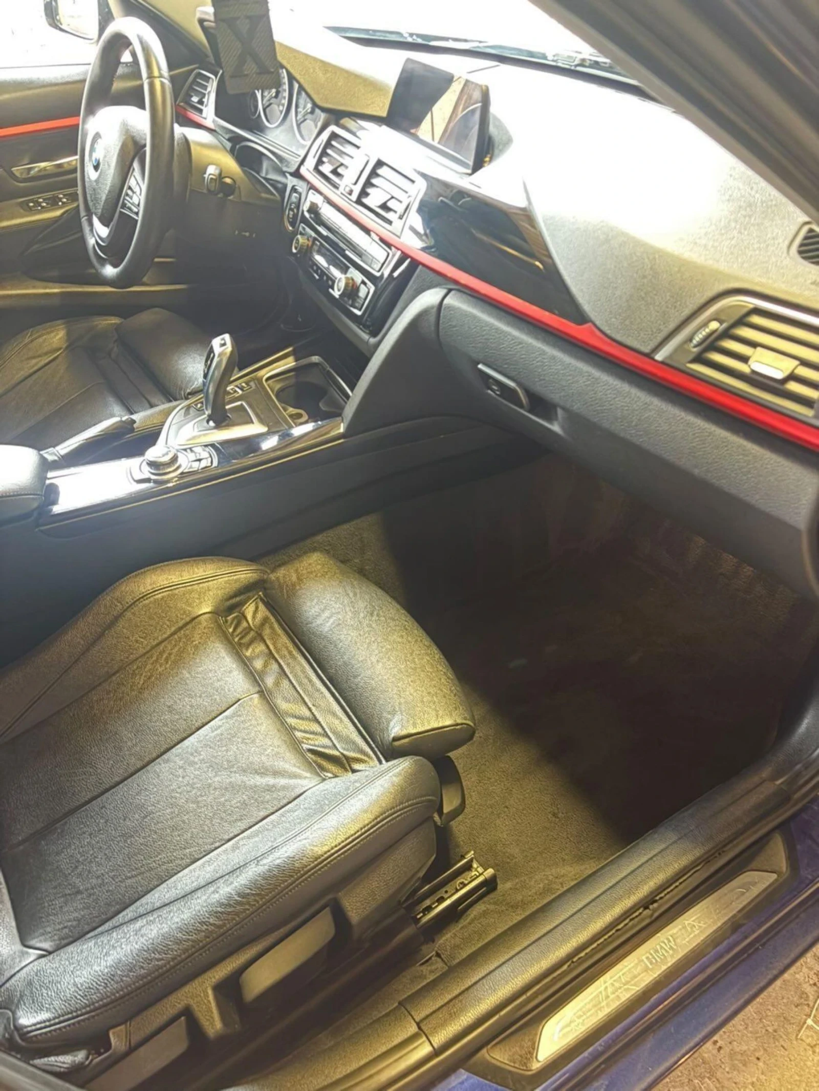 BMW 320 Sport line LCI, снимка 5 - Автомобили и джипове - 54491755