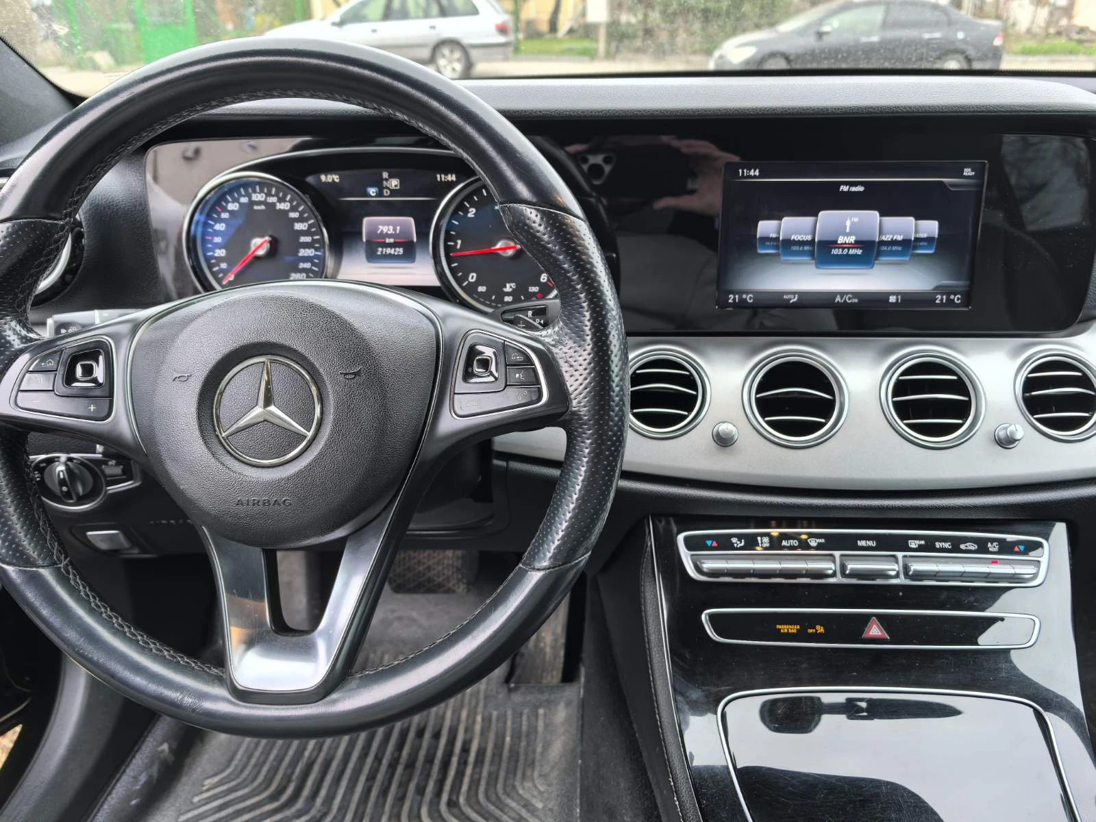 Mercedes-Benz E 200, снимка 12 - Автомобили и джипове - 54057718