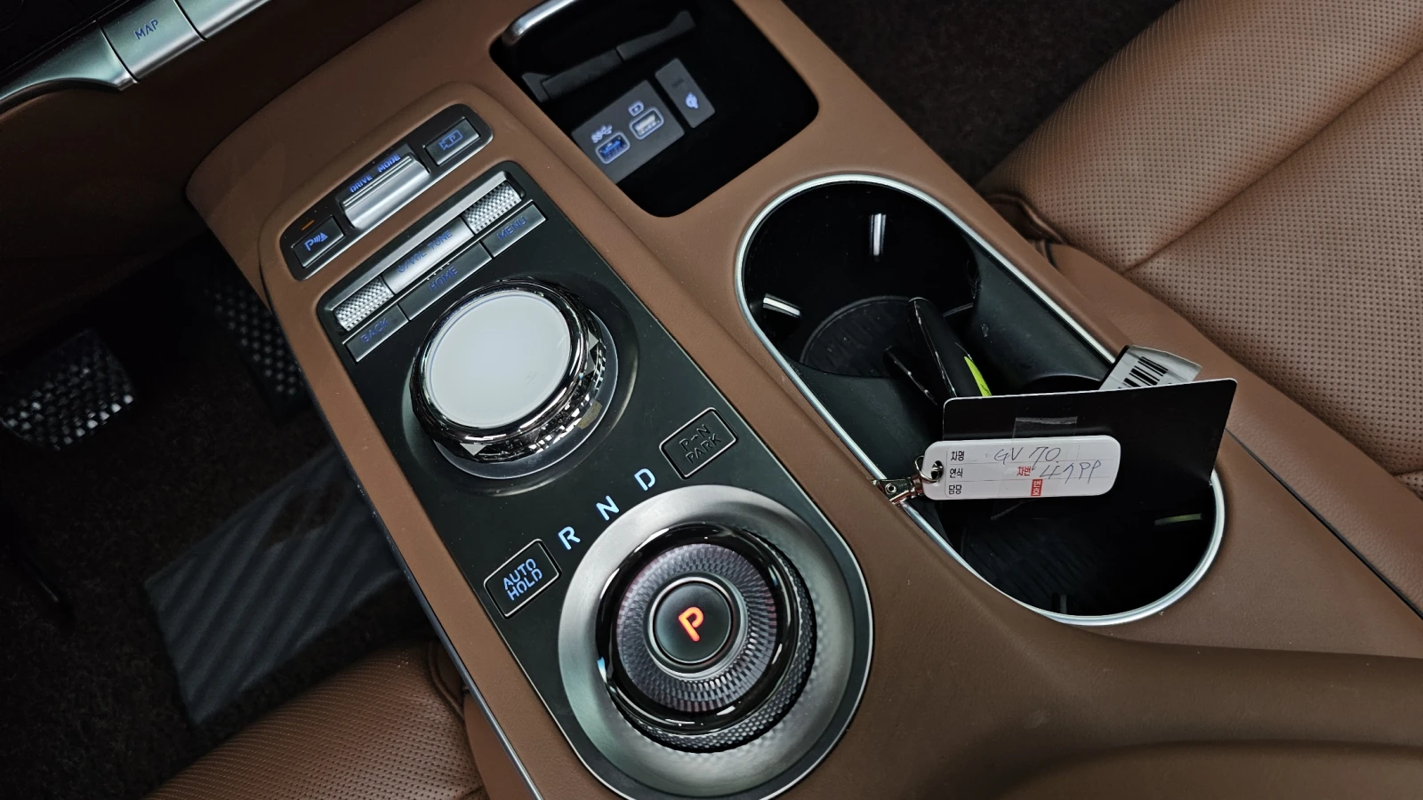 Genesis GV70 2.5* 360* BLIND SPOT* ЕЛ. БАГАЖНИК* ЛЮК* КРАЙНА ЦЕ, снимка 9 - Автомобили и джипове - 55238025