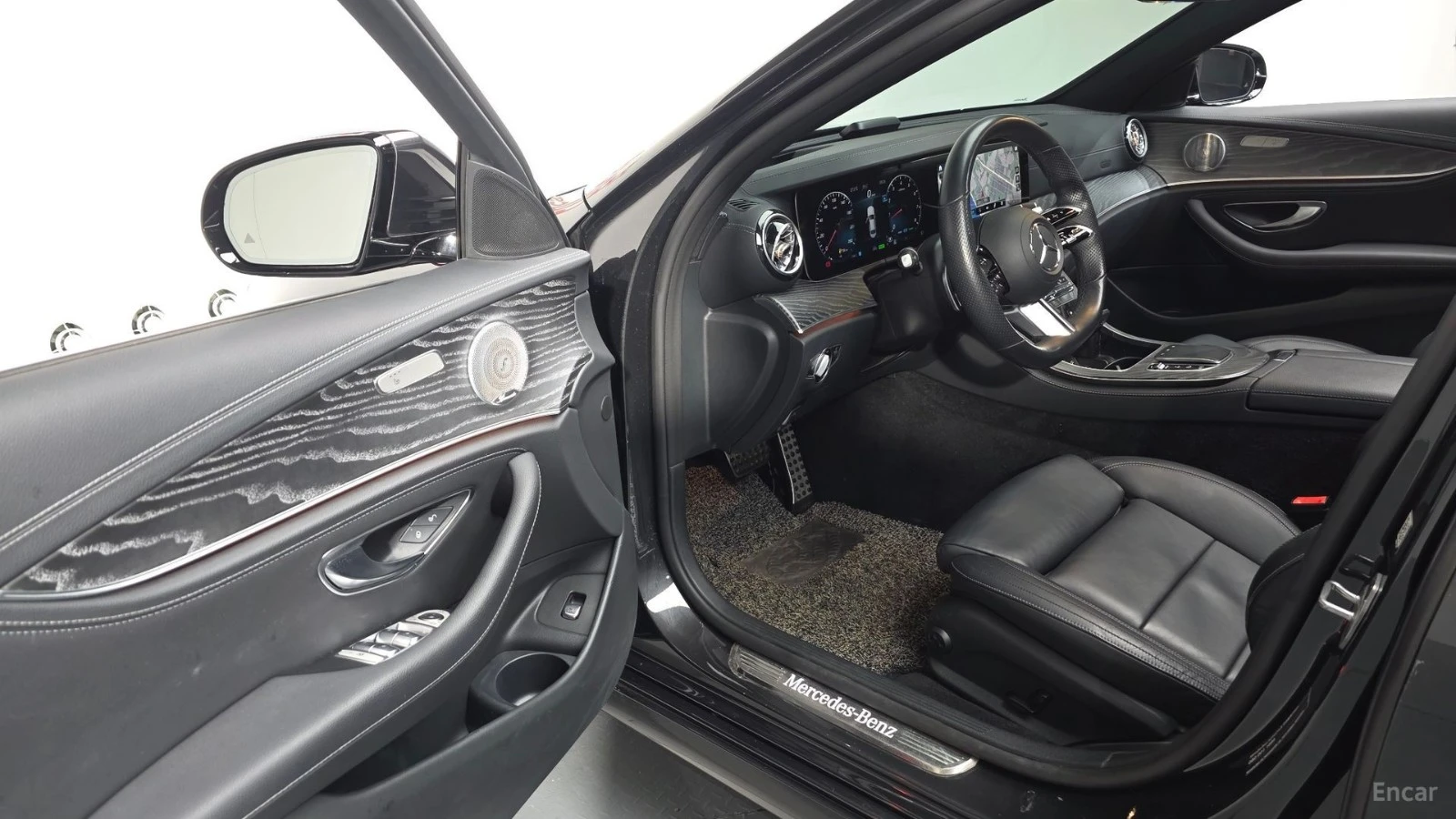 Mercedes-Benz E 350 4MATIC/AMG-LINE/DRIVE-ASSISTS/SUNROOF, снимка 5 - Автомобили и джипове - 55688145