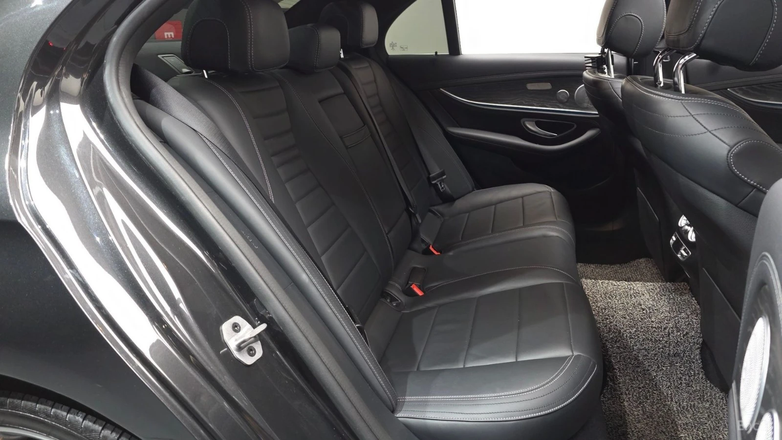 Mercedes-Benz E 350 4MATIC/AMG-LINE/DRIVE-ASSISTS/SUNROOF, снимка 14 - Автомобили и джипове - 55688145