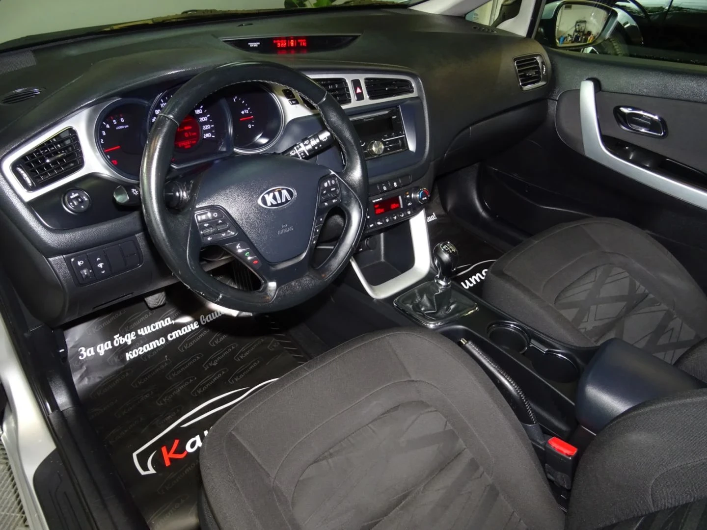 Kia Ceed 1.6 CRDI, снимка 14 - Автомобили и джипове - 56553459