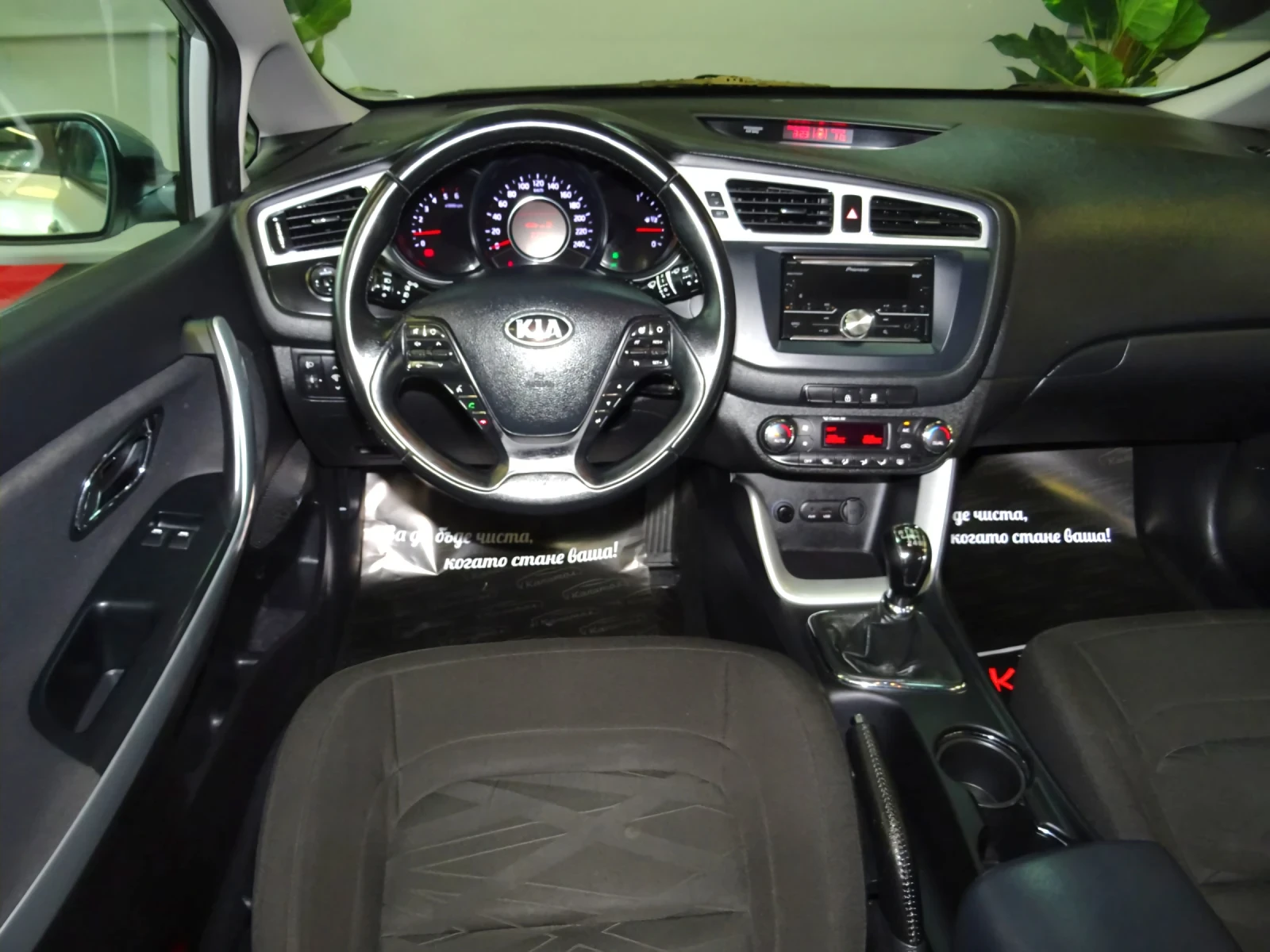 Kia Ceed 1.6 CRDI, снимка 9 - Автомобили и джипове - 56553459
