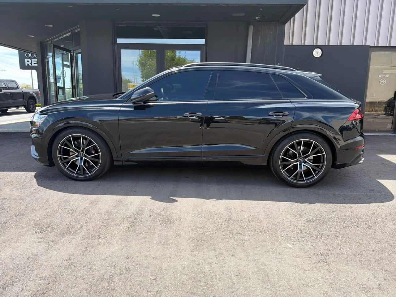 Audi SQ8 МАСАЖИ/ОБДУХВАНЕ/ПАНОРАМА/ДИСТРОНИК/360, снимка 3 - Автомобили и джипове - 54572318