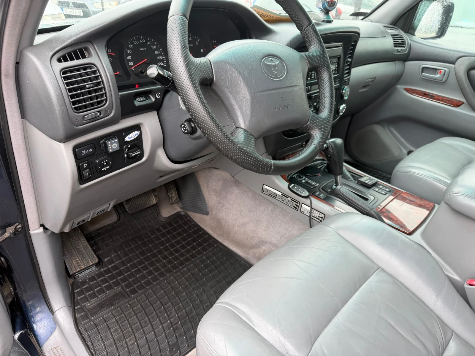 Toyota Land cruiser Toyota Land Cruiser-J100-4.7 V8-Avtomat 236kc, снимка 11 - Автомобили и джипове - 54749102