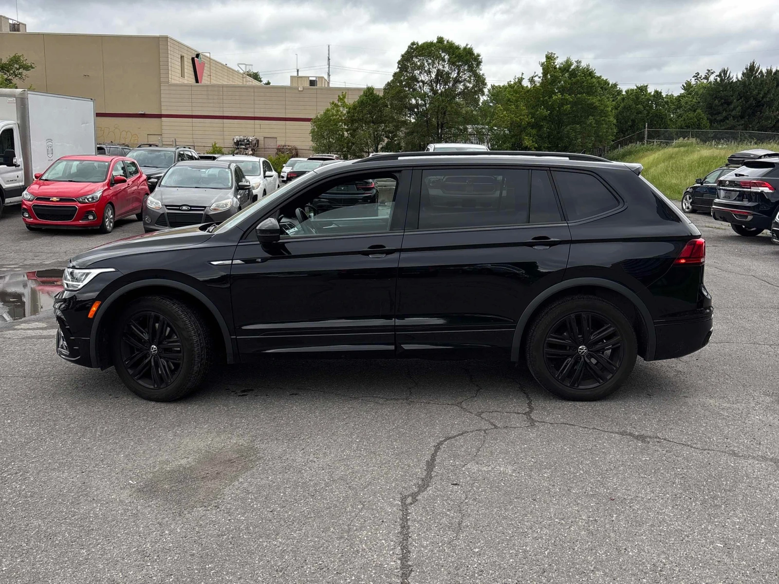 VW Tiguan COMFORTLINE R-LINE BLACK EDITION * 7 МЕСТЕН * AWD , снимка 4 - Автомобили и джипове - 55015069