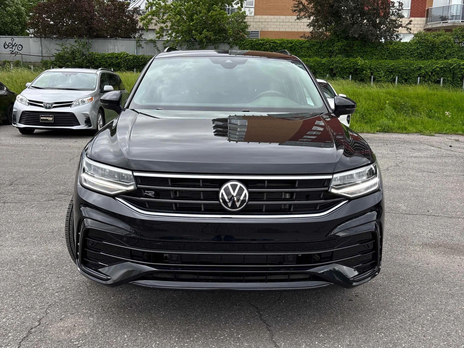 VW Tiguan COMFORTLINE R-LINE BLACK EDITION * 7 МЕСТЕН * AWD , снимка 2 - Автомобили и джипове - 55015069
