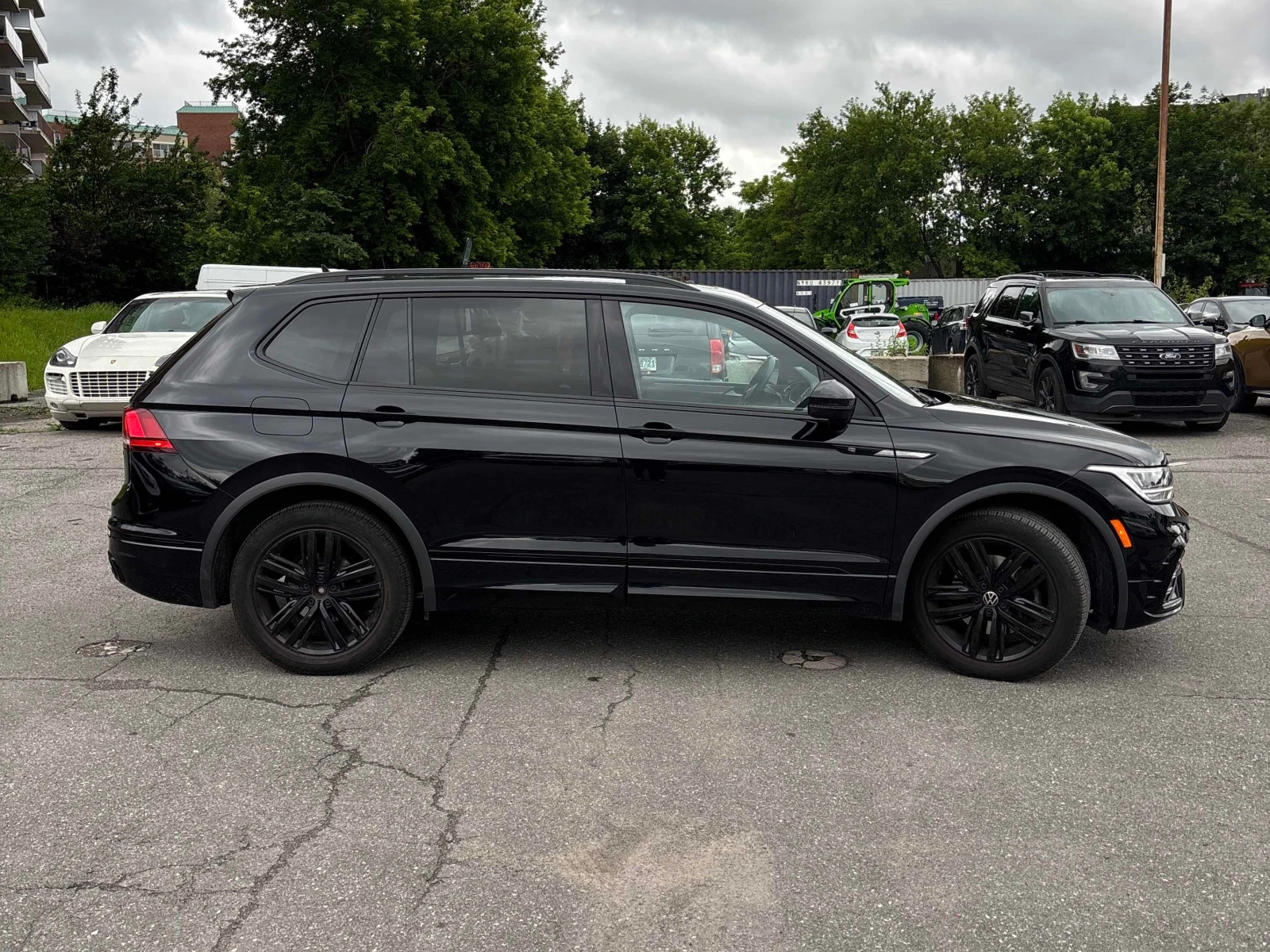 VW Tiguan COMFORTLINE R-LINE BLACK EDITION * 7 МЕСТЕН * AWD , снимка 3 - Автомобили и джипове - 55015069