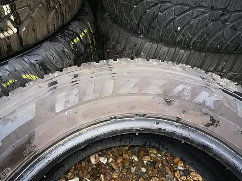 Гуми Зимни 215/65R16, снимка 4 - Гуми и джанти - 23637321