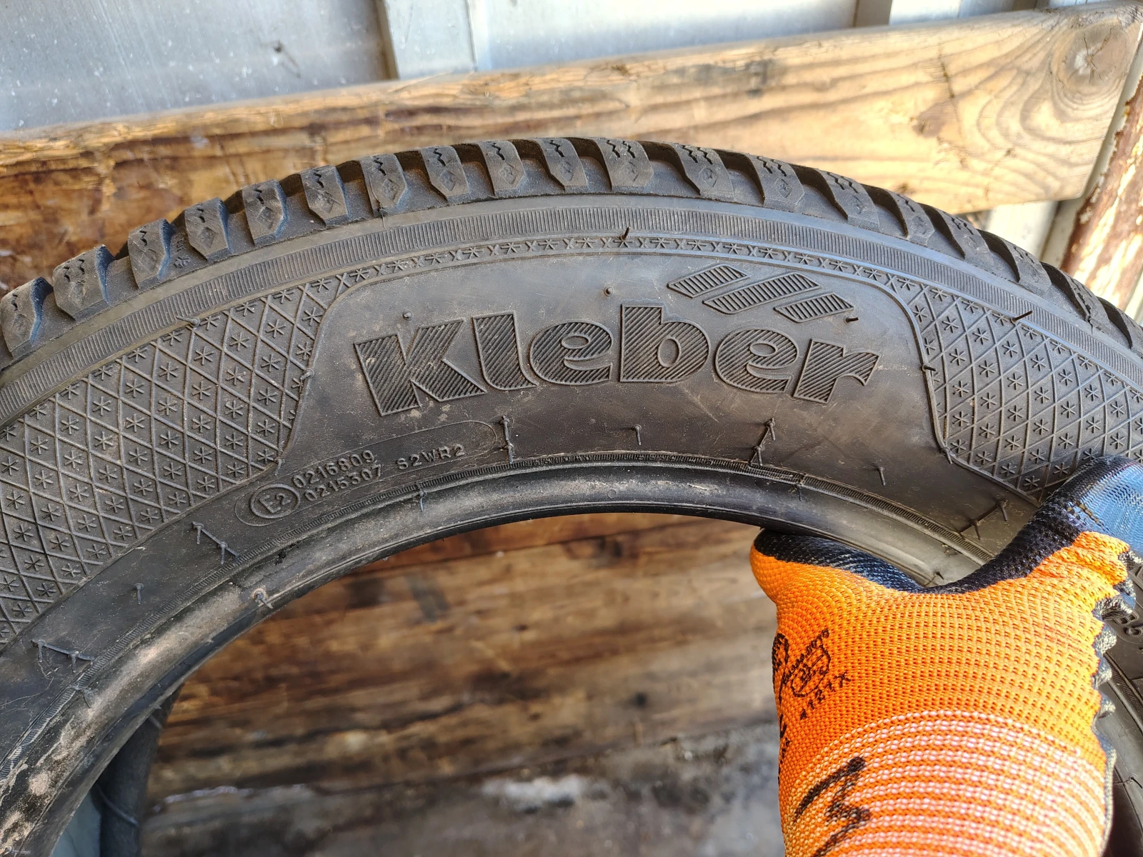 Гуми Зимни 205/60R16, снимка 4 - Гуми и джанти - 55841413
