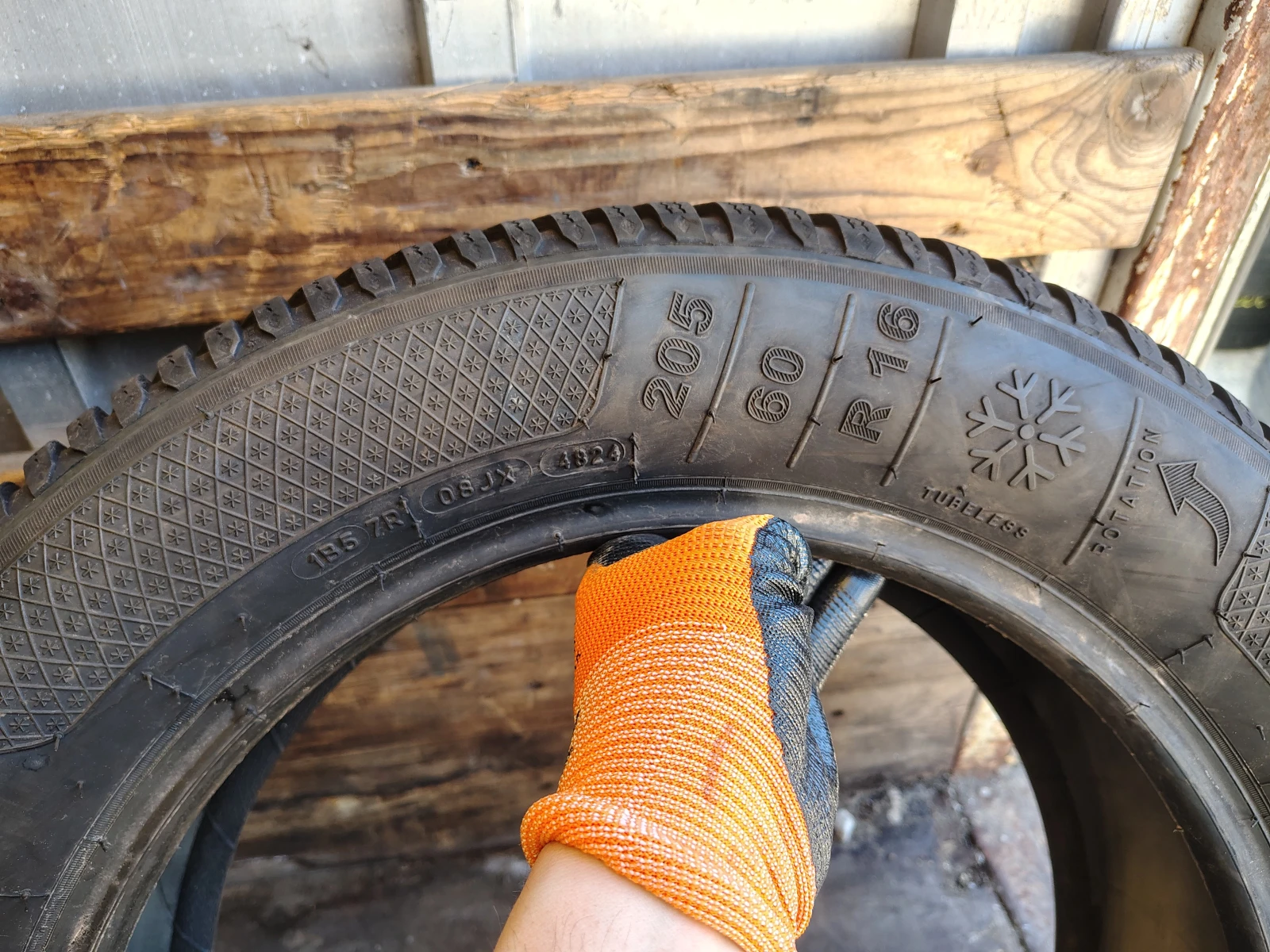 Гуми Зимни 205/60R16, снимка 5 - Гуми и джанти - 55841413