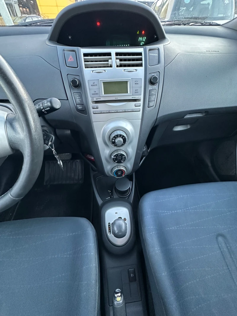 Toyota Yaris 1.3 бензин Автомат, снимка 11 - Автомобили и джипове - 48521712