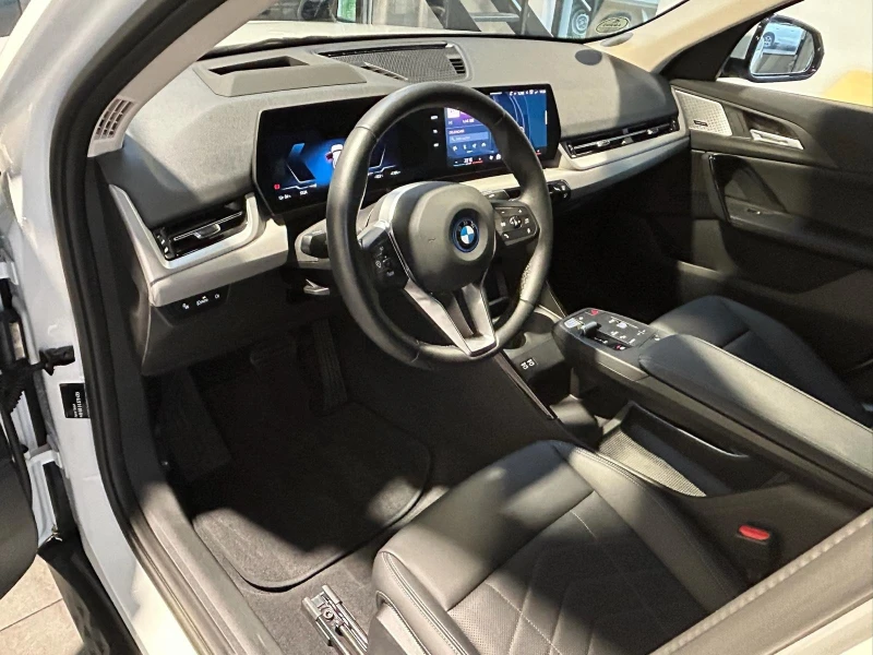 BMW iX2 30* M* SPORT* PANO* HEAD-UP* 360CAM* H&K* MEMORY* , снимка 6 - Автомобили и джипове - 53086192