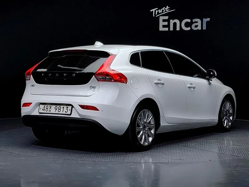 Volvo V40, снимка 3 - Автомобили и джипове - 54829637