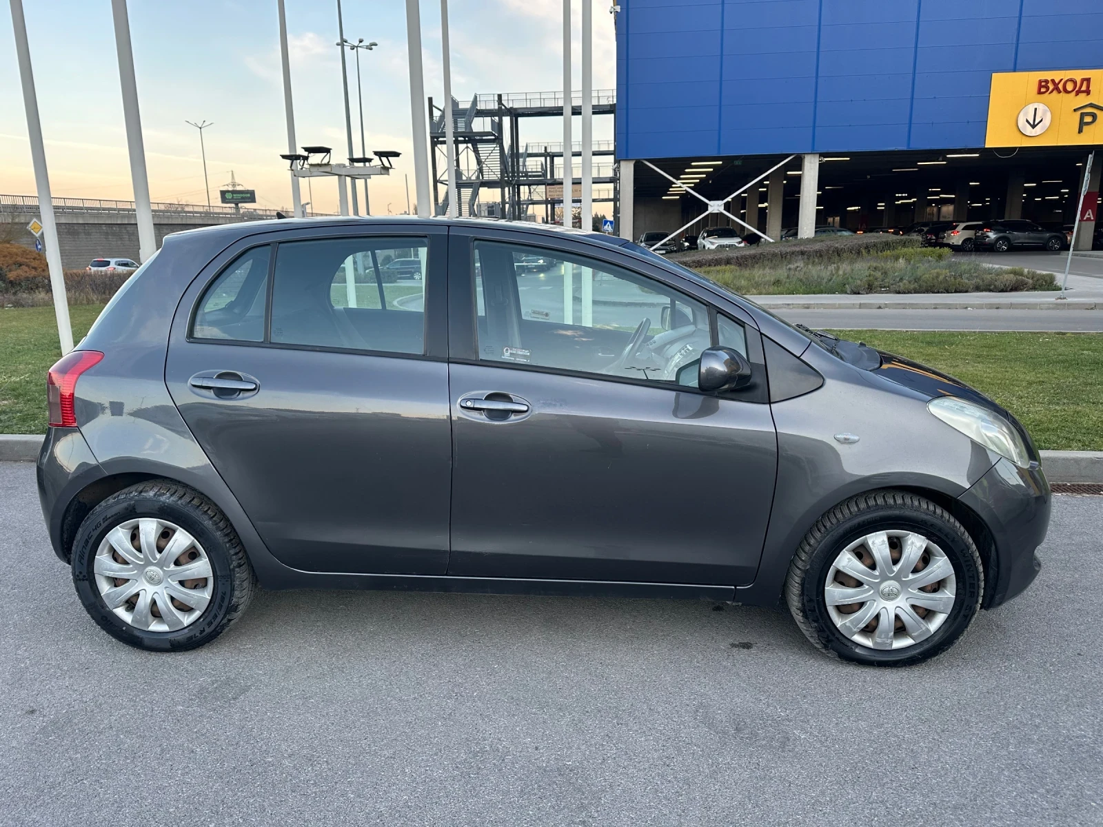 Toyota Yaris 1.3 бензин Автомат - изображение 9