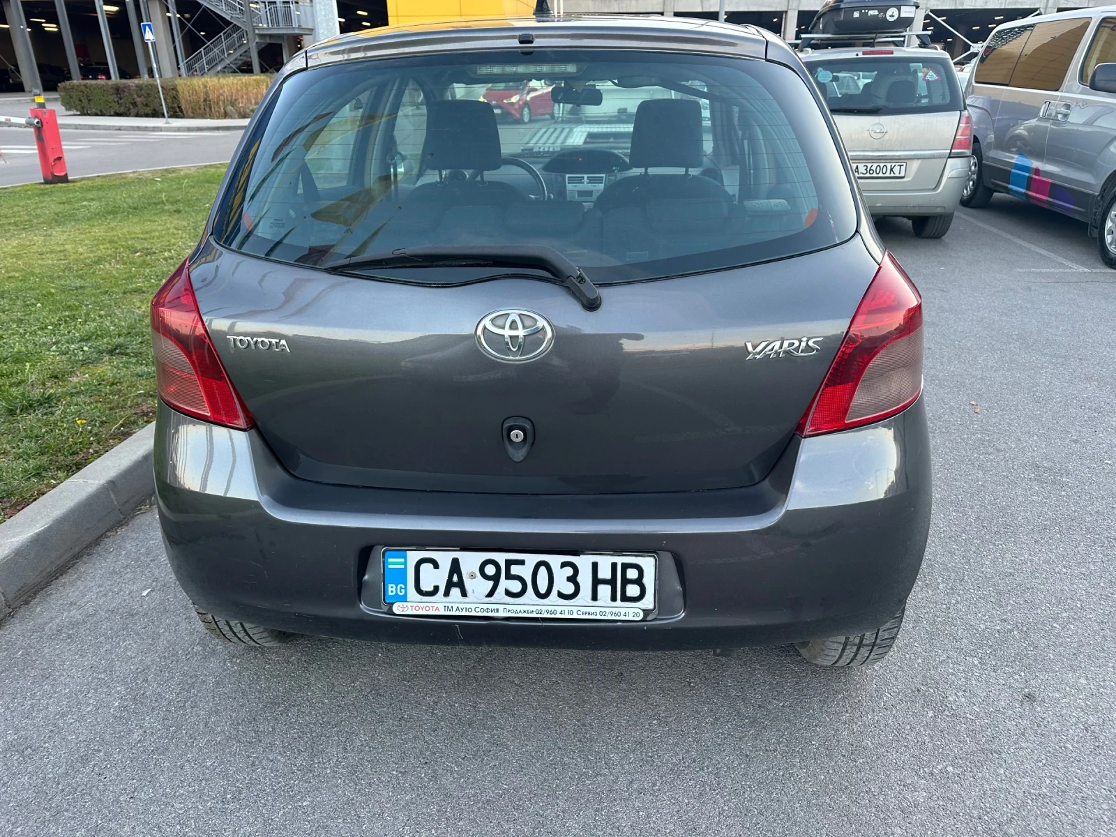 Toyota Yaris 1.3 бензин Автомат - изображение 8