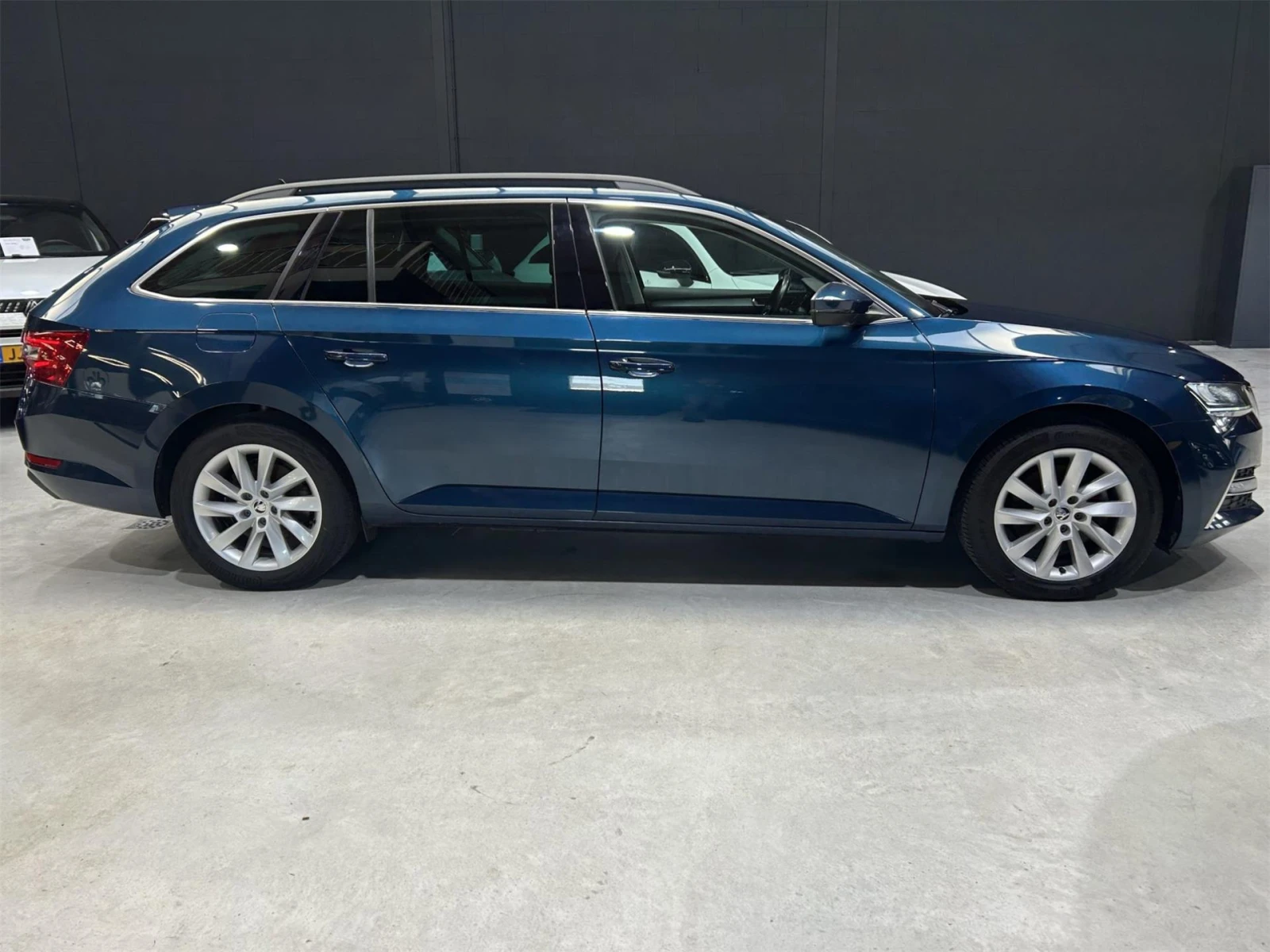 Skoda Superb Ambition - Hybrid - изображение 6