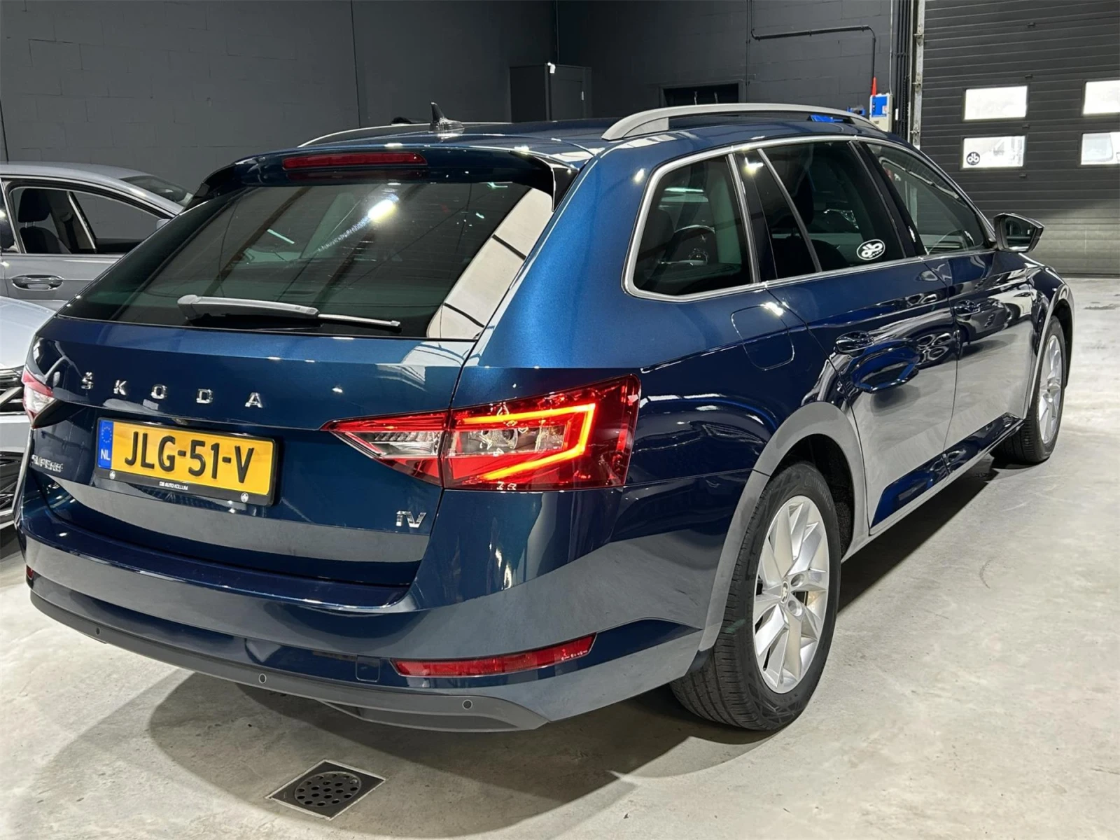 Skoda Superb Ambition - Hybrid - изображение 3