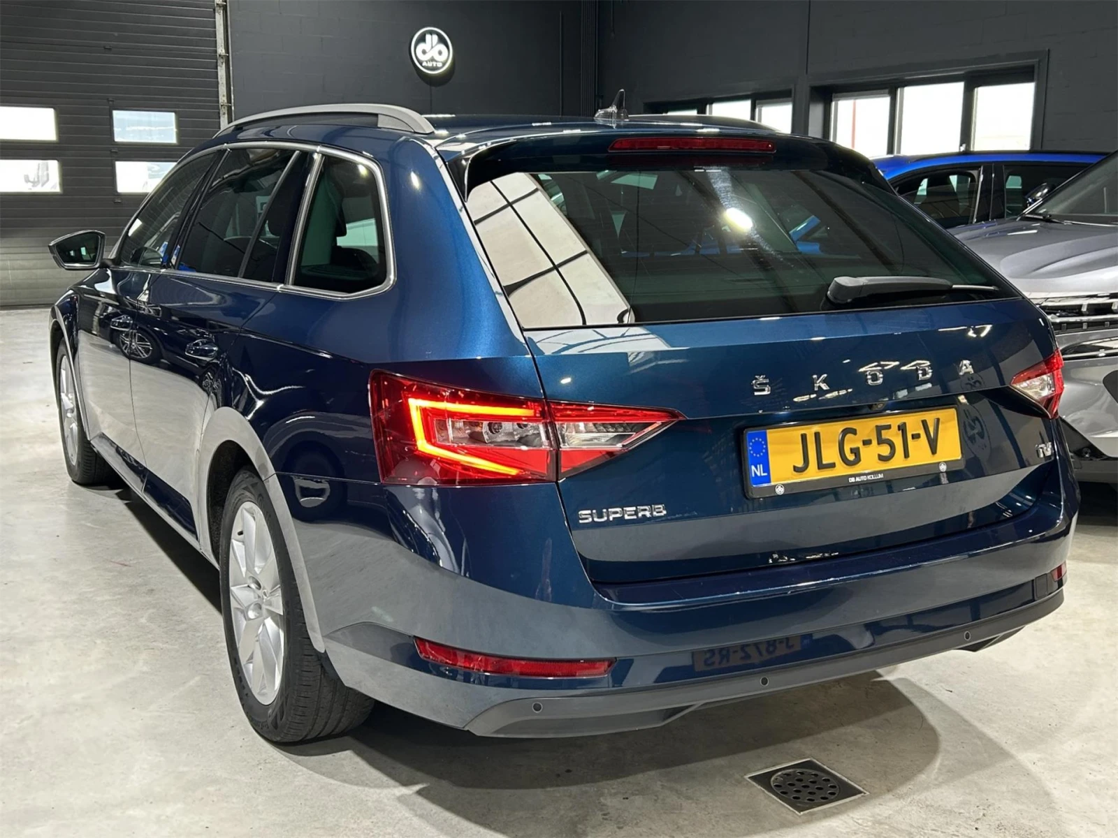 Skoda Superb Ambition - Hybrid - изображение 4