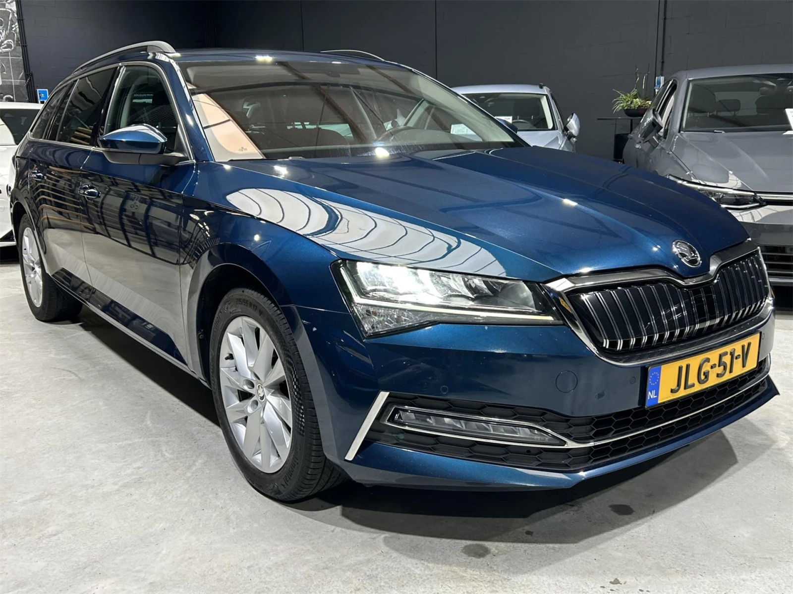 Skoda Superb Ambition - Hybrid - изображение 5