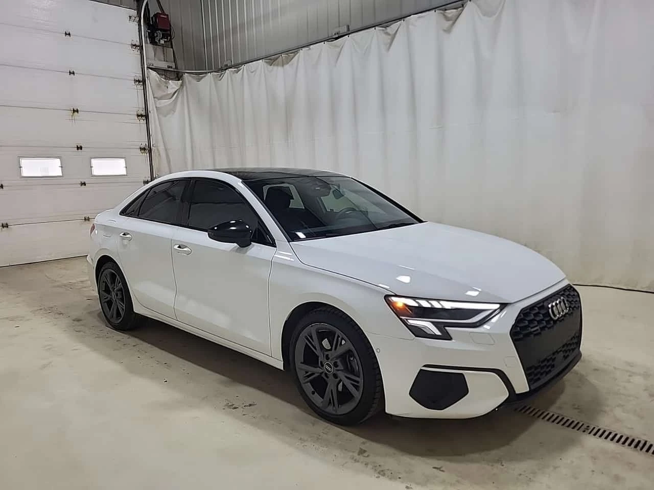 Audi A3 * KOMFORT * CARFAX * БЕЗ ПЪРВОНАЧАЛНА ВНОСКА, снимка 2 - Автомобили и джипове - 54813843
