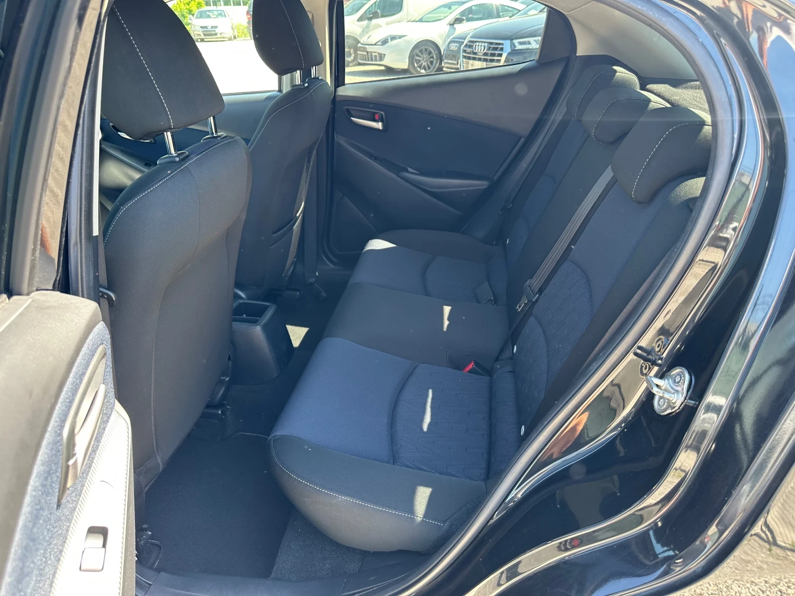 Mazda 2 1.5i-SKYACTIV-G-LED-NAVI-LANE ASSIST, снимка 13 - Автомобили и джипове - 55030302