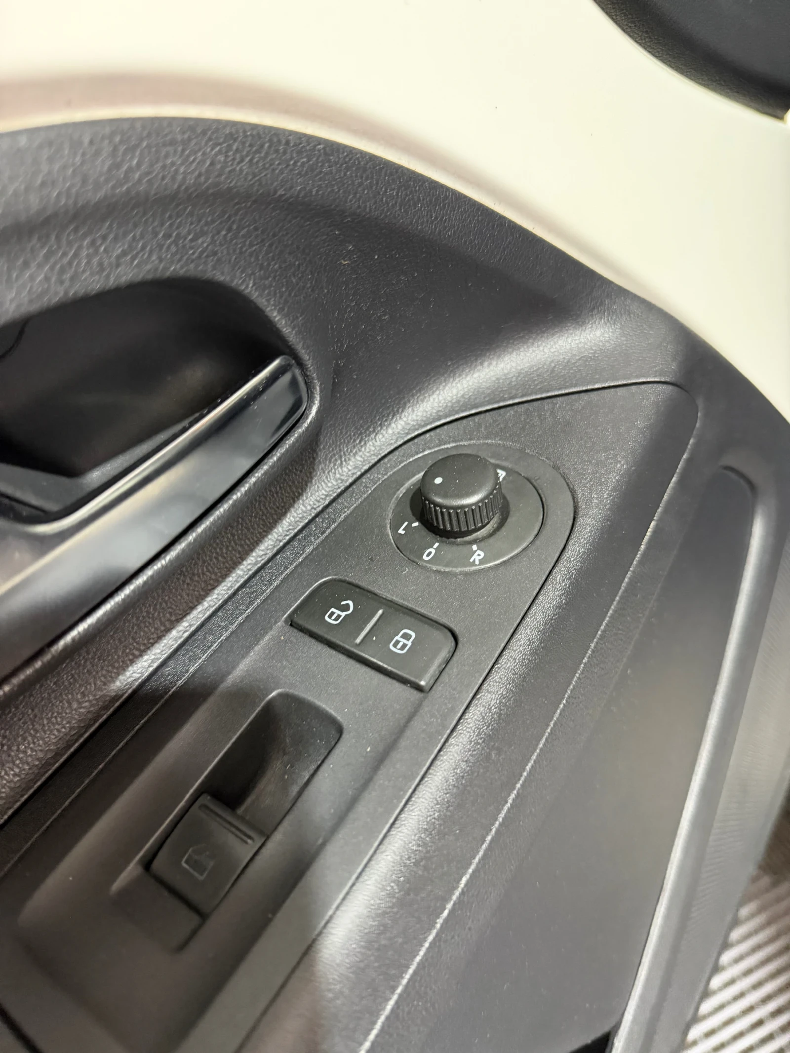 VW Up 4door 75кс, снимка 15 - Автомобили и джипове - 56314405
