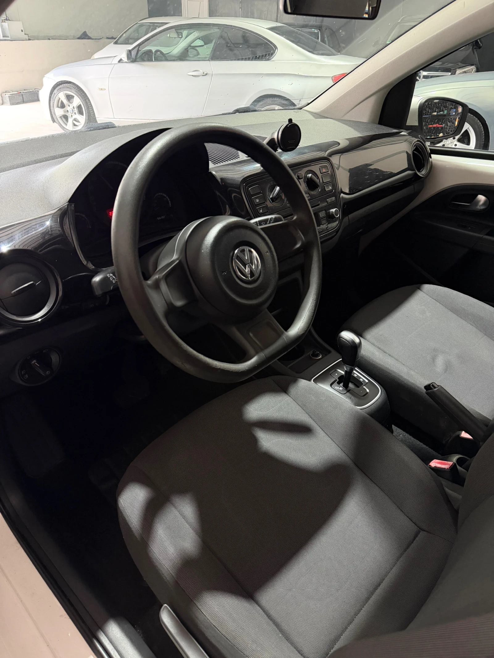 VW Up 4door 75кс, снимка 11 - Автомобили и джипове - 56314405