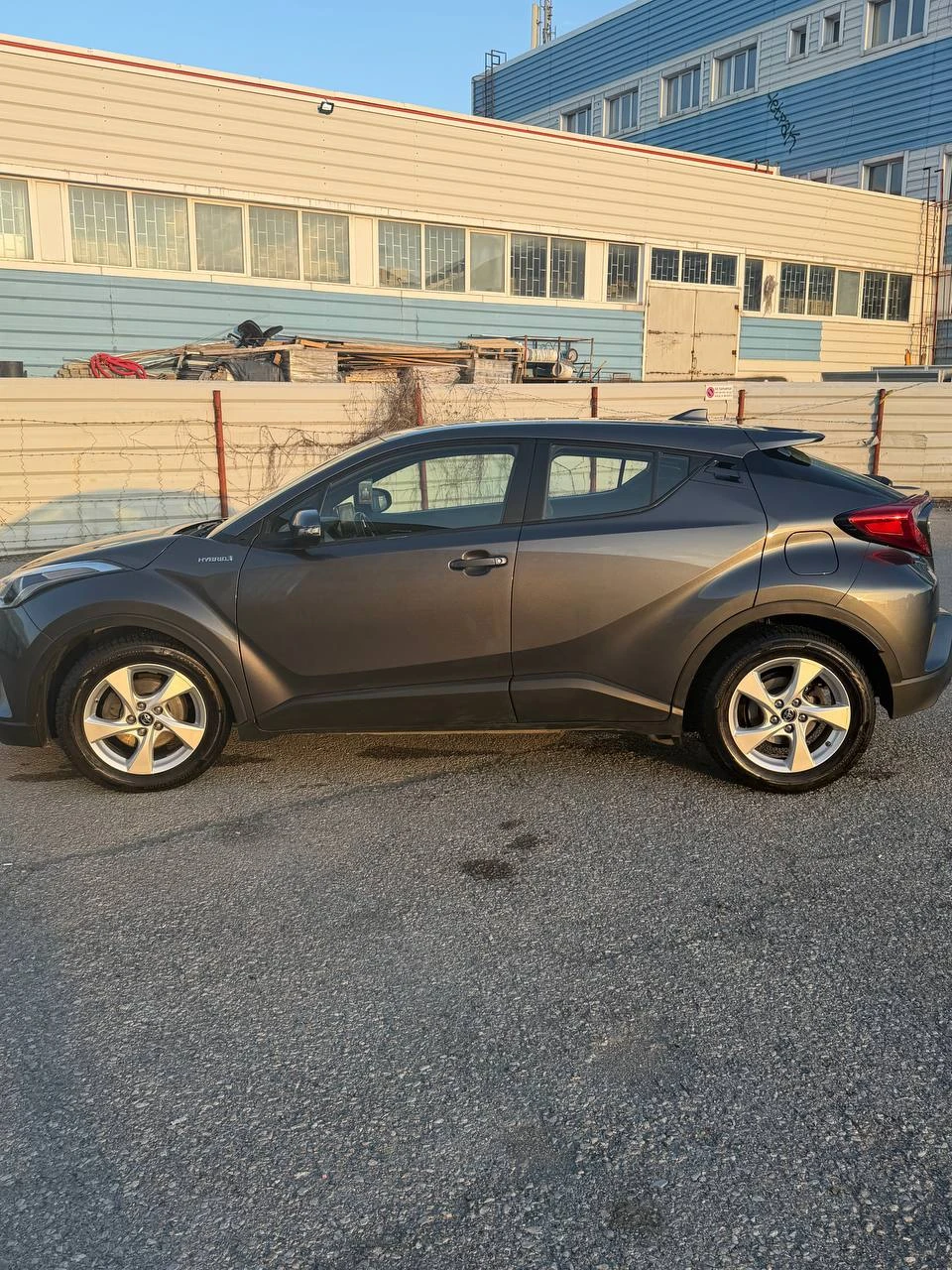 Toyota C-HR Hybrid, снимка 3 - Автомобили и джипове - 56009773