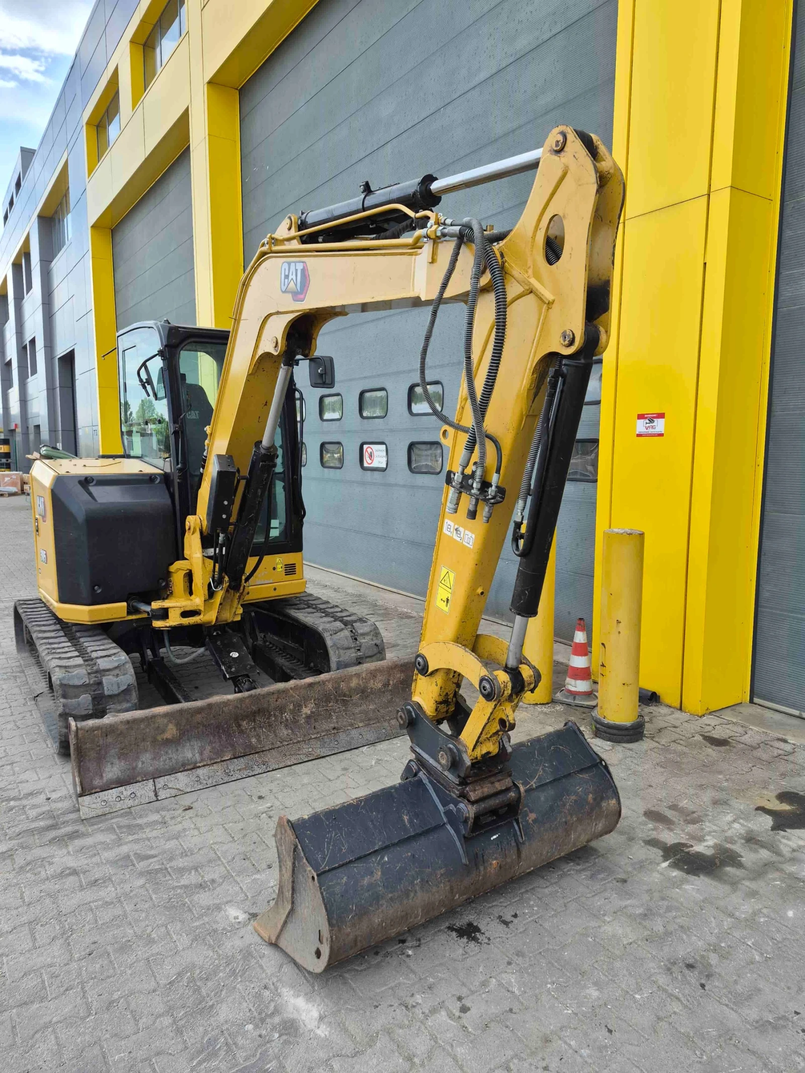 Багер Cat 305CR