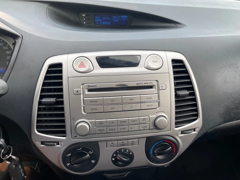 Hyundai I20 1.4i SUISS, снимка 8 - Автомобили и джипове - 51630871