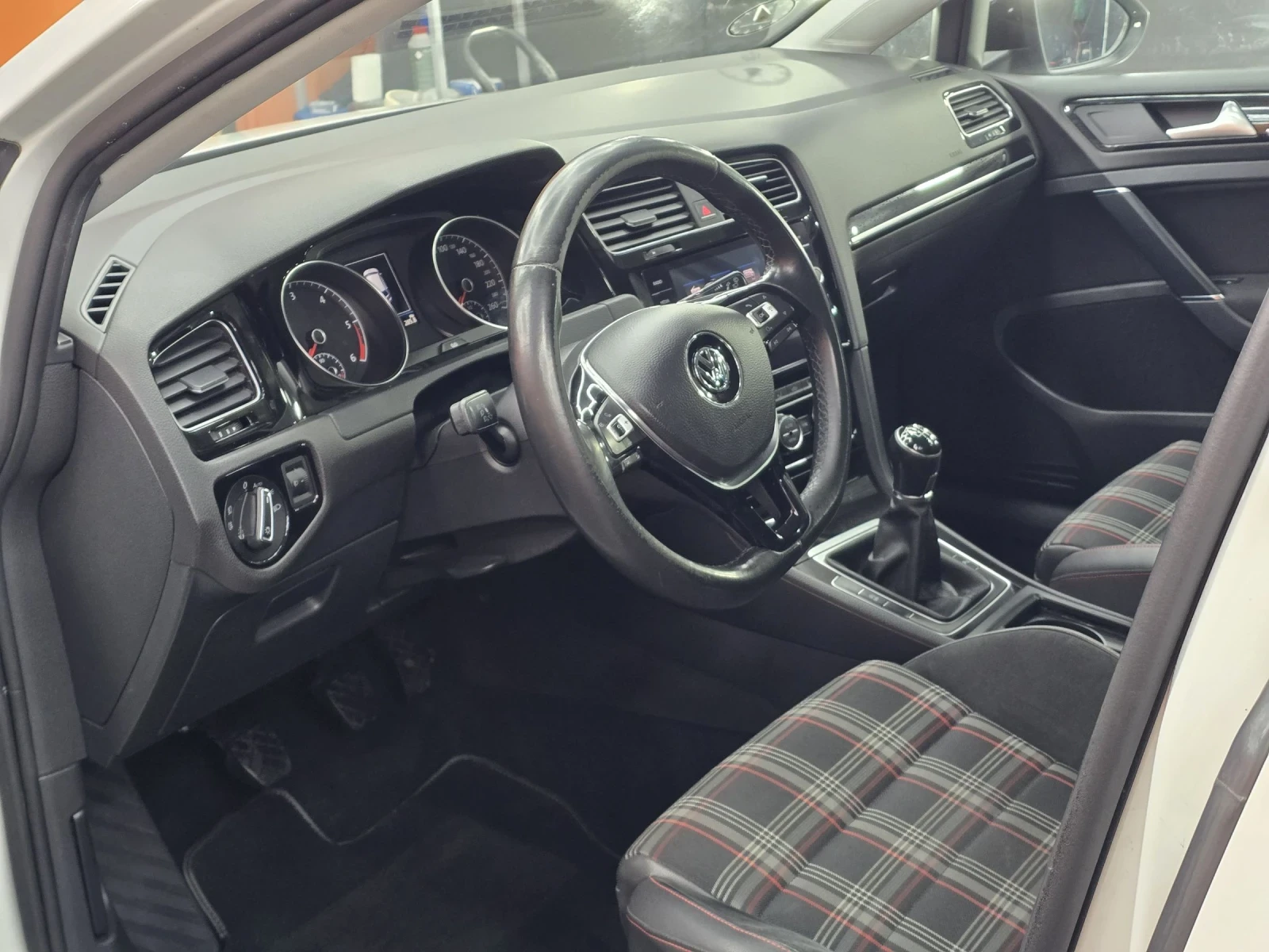 VW Golf 7.5 2.0TDI 150HP , снимка 9 - Автомобили и джипове - 54533016