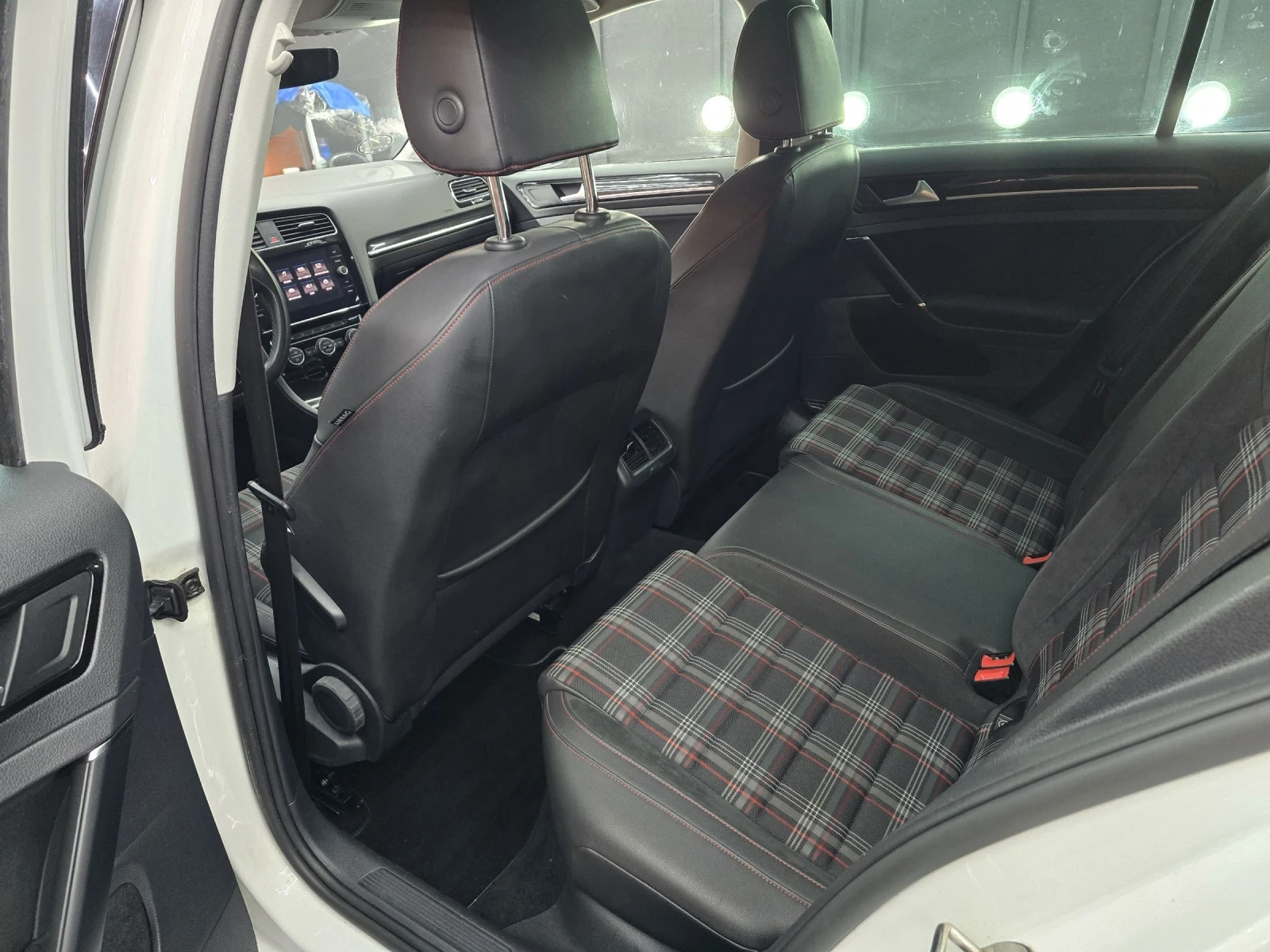 VW Golf 7.5 2.0TDI 150HP , снимка 11 - Автомобили и джипове - 54533016