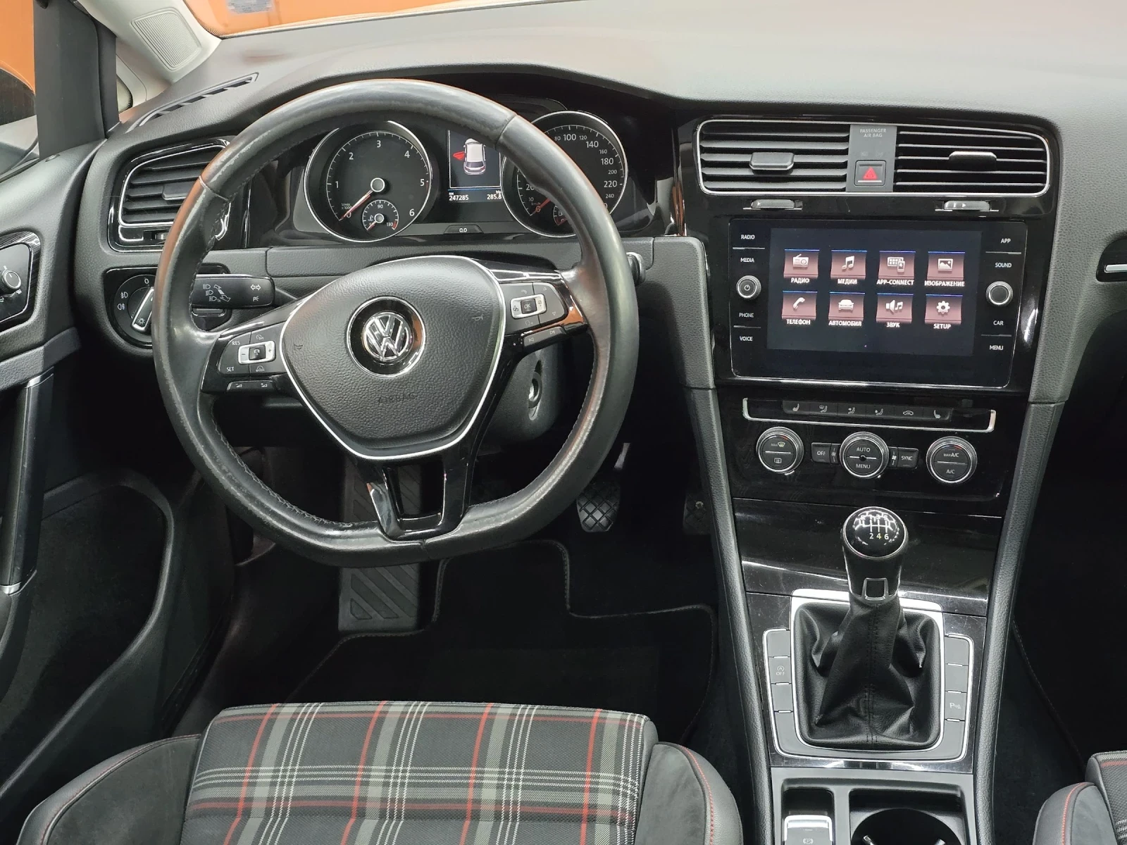 VW Golf 7.5 2.0TDI 150HP , снимка 14 - Автомобили и джипове - 54533016