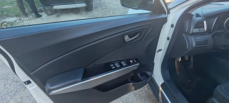 SsangYong Tivoli, снимка 12 - Автомобили и джипове - 52807793