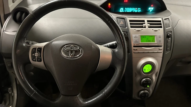 Toyota Yaris 1.3 Бензин Автоматик, снимка 6 - Автомобили и джипове - 48633113