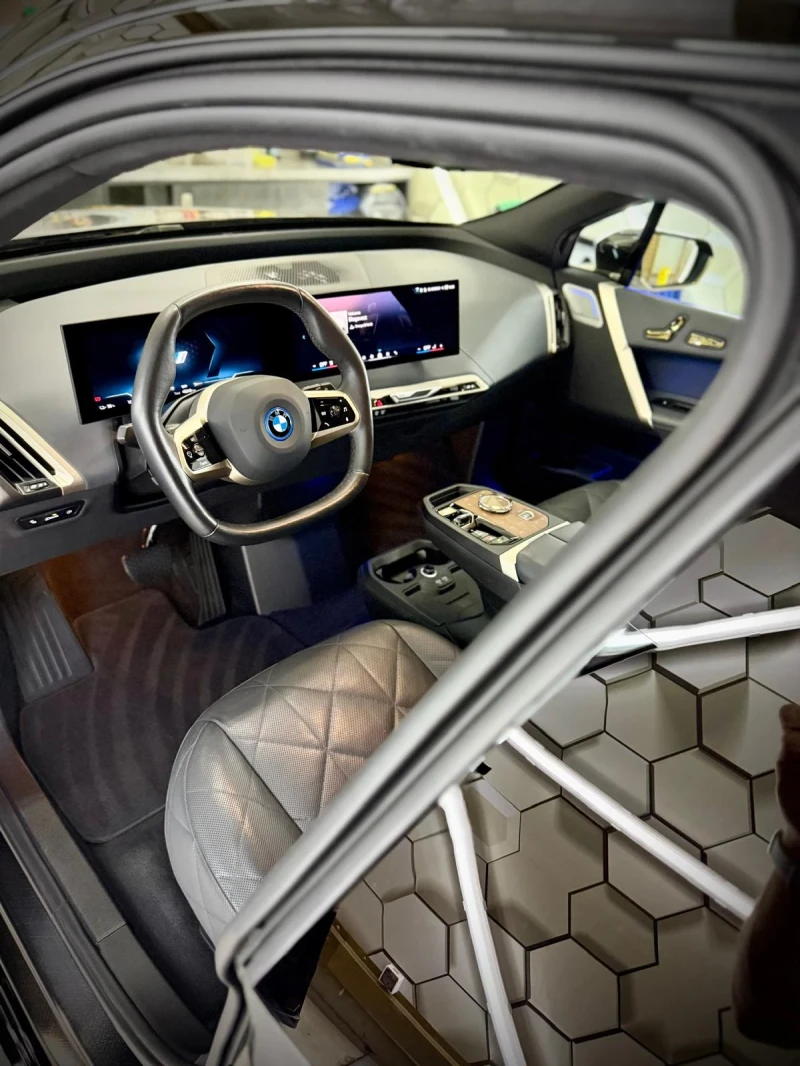 BMW iX 50| Swarowski| Bowers&Wilkins| Масаж| Въздух| , снимка 8 - Автомобили и джипове - 52588455