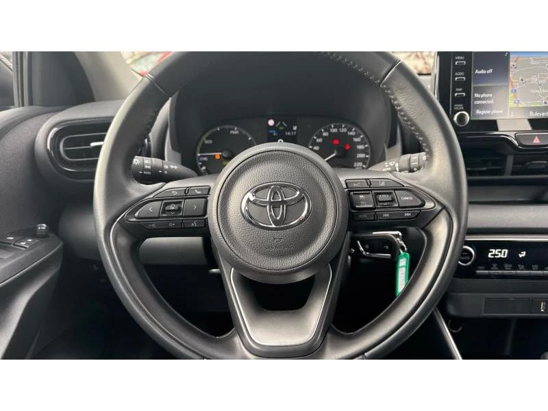 Toyota Yaris 1.5 HSD DYNAMIC, снимка 13 - Автомобили и джипове - 49289209