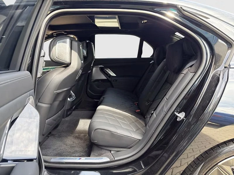 BMW 760 M e xDrive Sedan , снимка 10 - Автомобили и джипове - 56575147