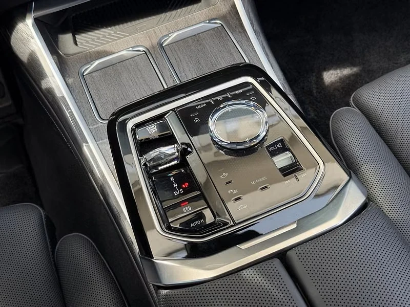 BMW 760 M e xDrive Sedan , снимка 8 - Автомобили и джипове - 56575147