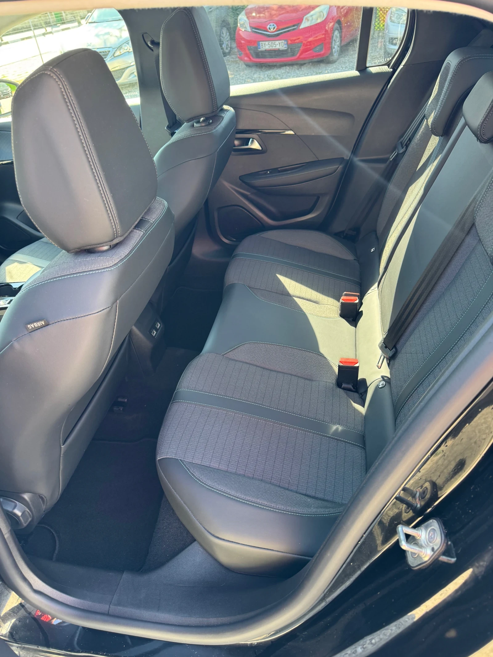 Peugeot 208 Allure / Автоматик / EAT8, снимка 9 - Автомобили и джипове - 54245643