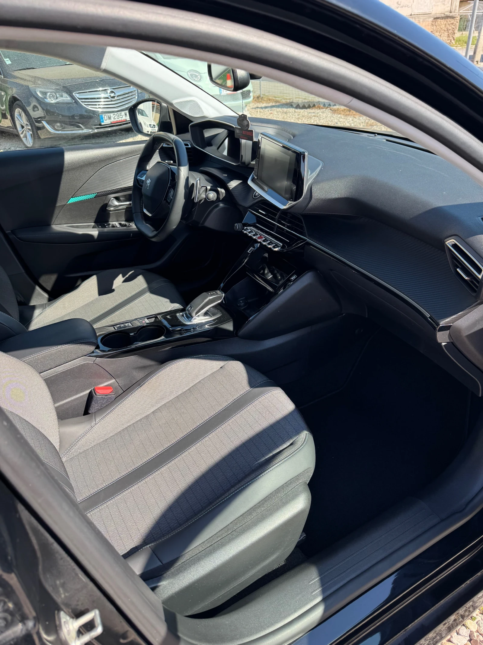 Peugeot 208 Allure / Автоматик / EAT8, снимка 8 - Автомобили и джипове - 54245643