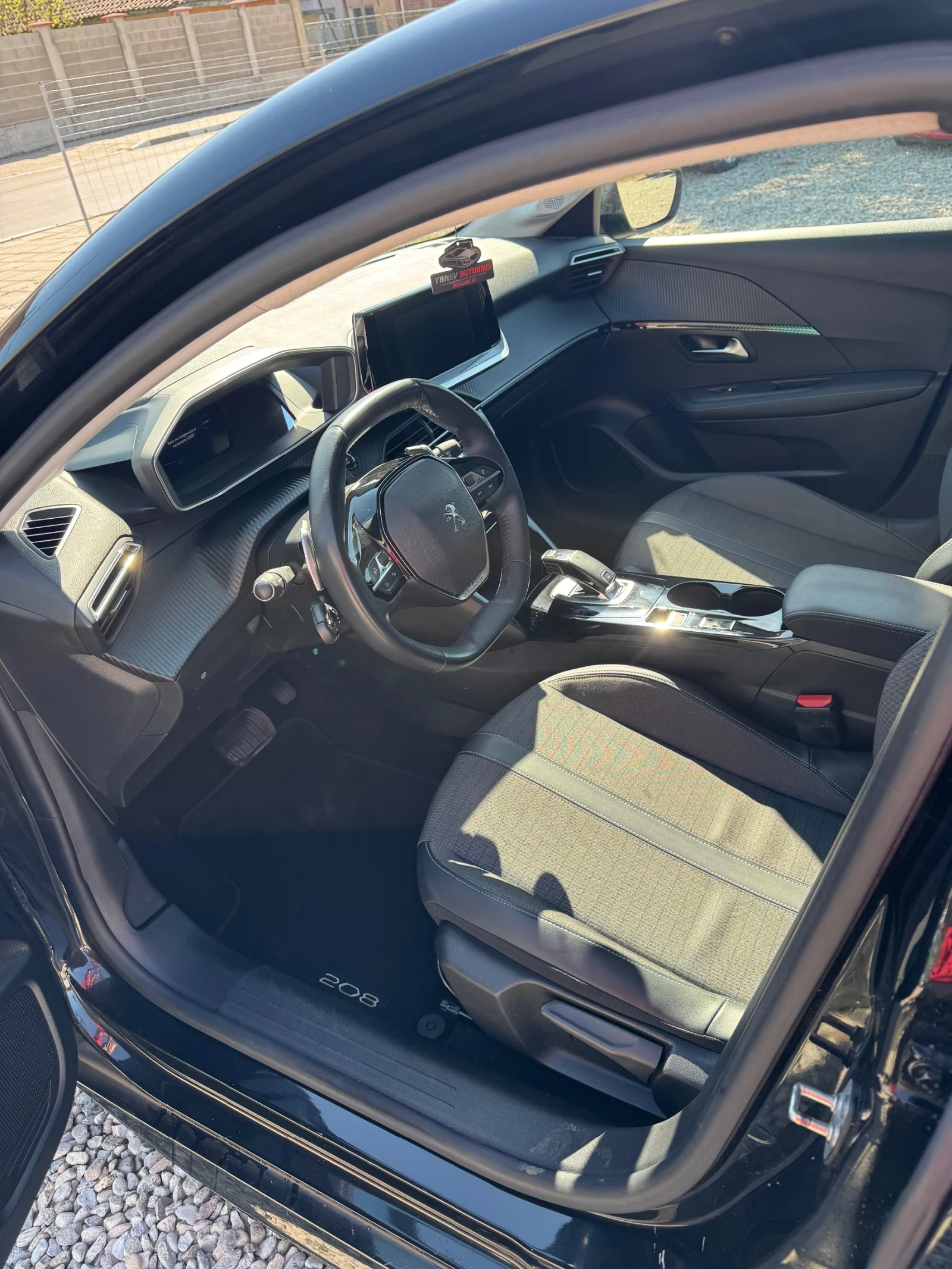 Peugeot 208 Allure / Автоматик / EAT8, снимка 7 - Автомобили и джипове - 54245643