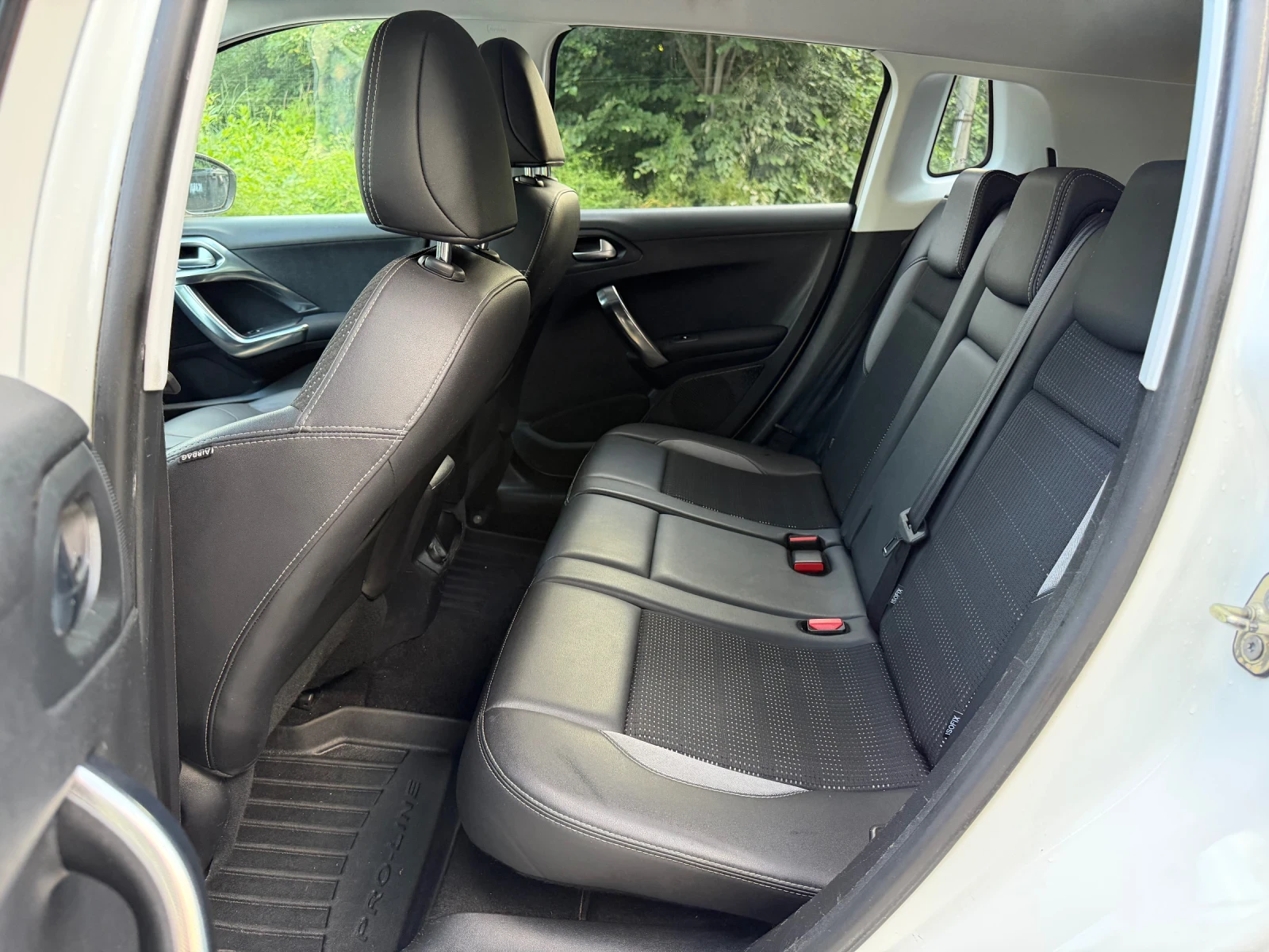 Peugeot 2008 1.6E-HDI АВТО НАВИ КОЖА ЛЕД 2-ключа ПАРКТРОНИК, снимка 10 - Автомобили и джипове - 54683352