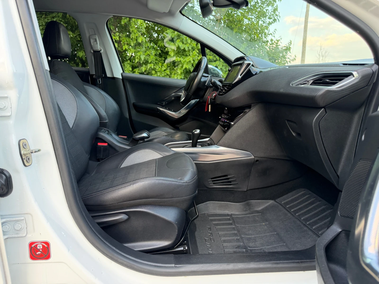 Peugeot 2008 1.6E-HDI АВТО НАВИ КОЖА ЛЕД 2-ключа ПАРКТРОНИК, снимка 16 - Автомобили и джипове - 54683352