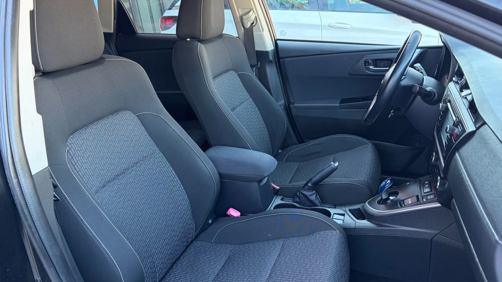 Toyota Auris 1.8 Hybrid , снимка 13 - Автомобили и джипове - 55275239