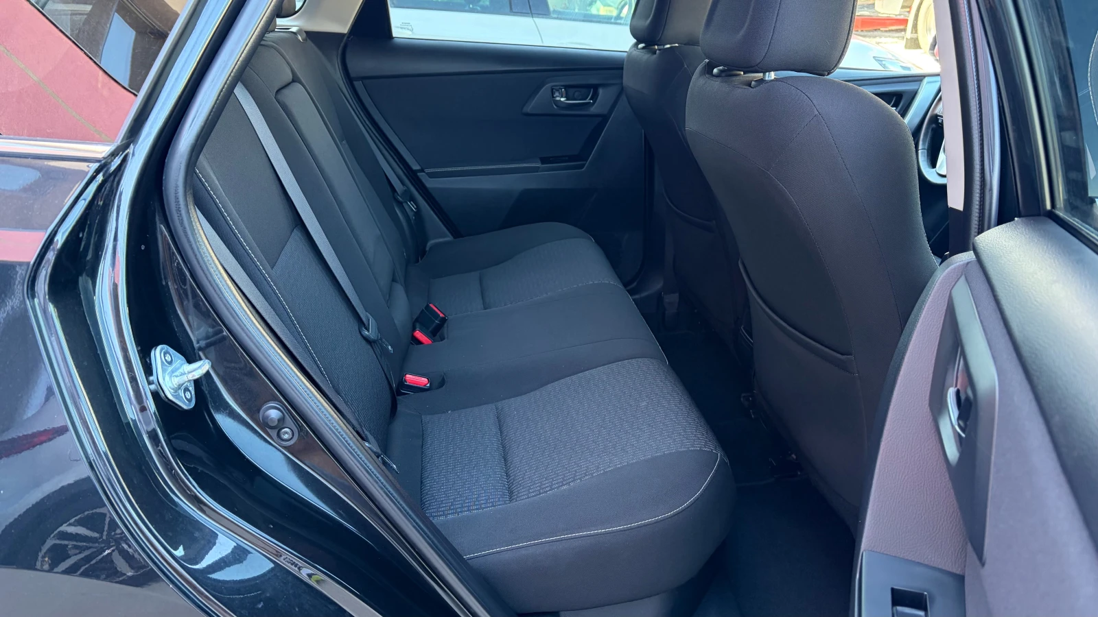 Toyota Auris 1.8 Hybrid , снимка 11 - Автомобили и джипове - 55275239