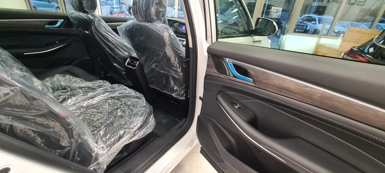 DONGFENG E5 1.5i Plug in Hybrid, снимка 13 - Автомобили и джипове - 55829954