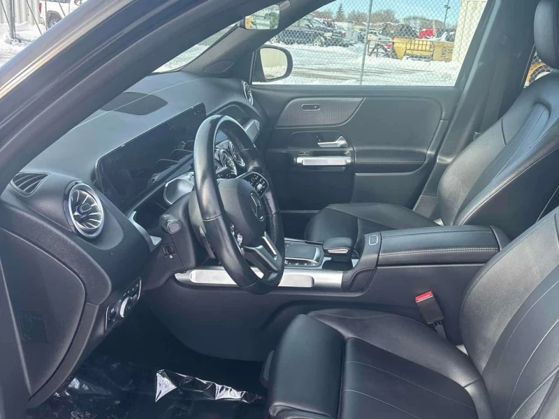 Mercedes-Benz GLB 250 /CARFAX /Панорама/Подгрев/Памет/Клип, снимка 6 - Автомобили и джипове - 53570756