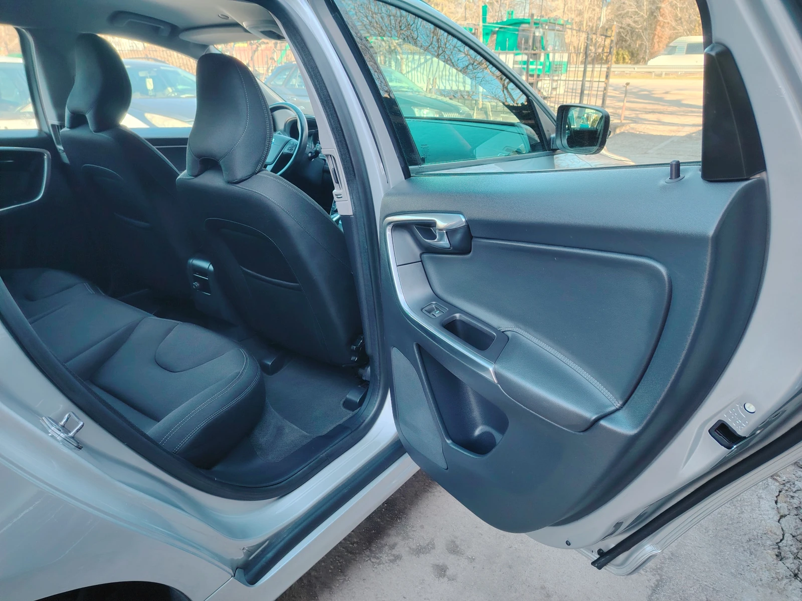 Volvo XC60 2.0, снимка 7 - Автомобили и джипове - 54567411
